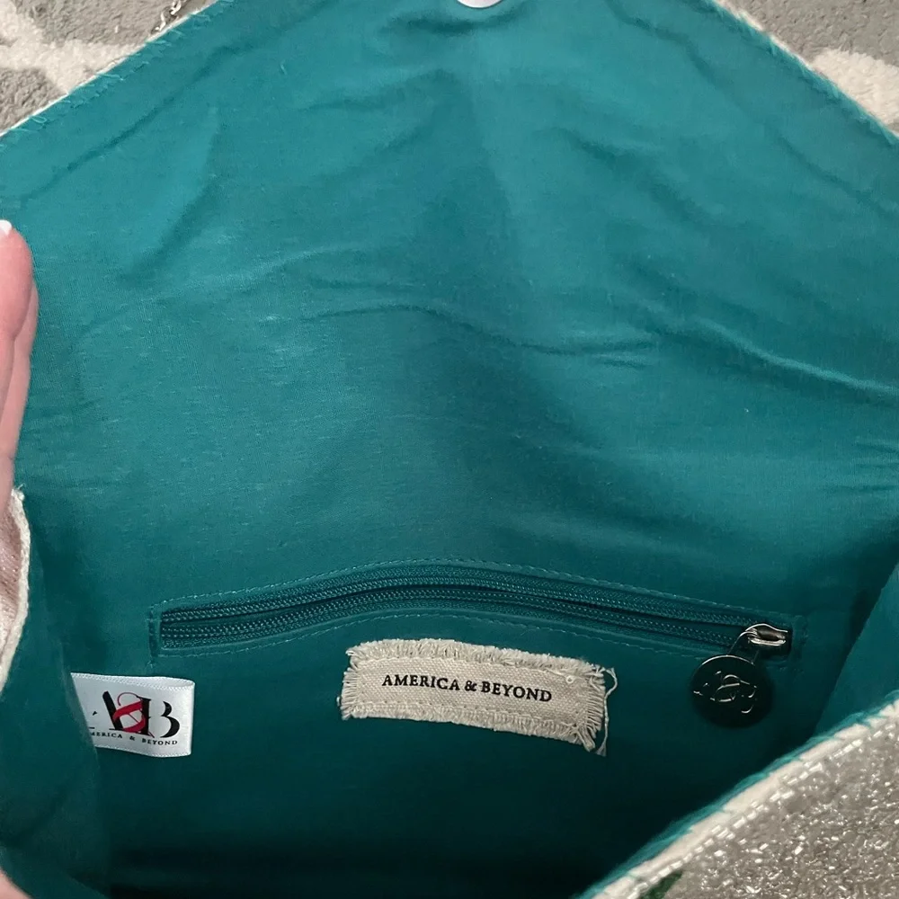 America & Beyond Oscar Winning Clutch - Picture 6 of 7